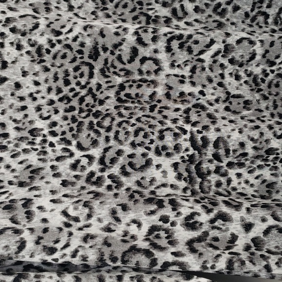 NWOT Chico's Easy to Wear No Iron 3/4 Sleeve Snow Leopard Print Top - Picture 2 of 6